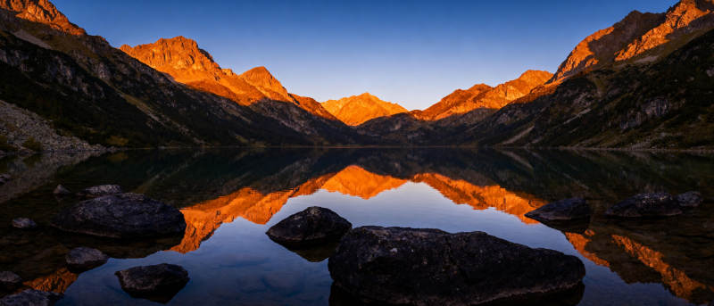 山湖倒影晨曦图片
