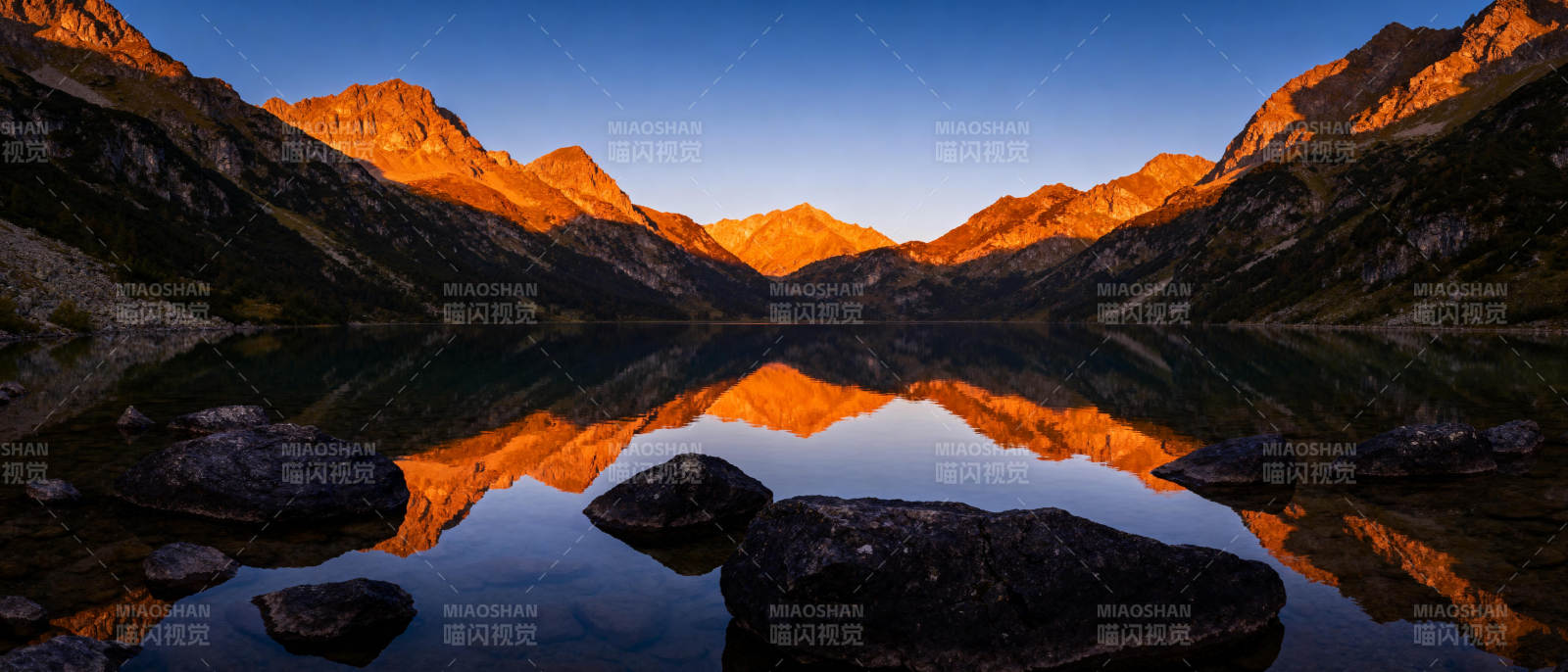 山湖倒影晨曦图片