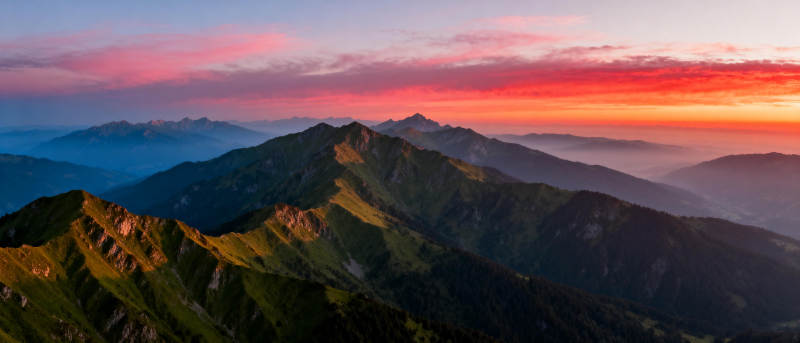 山巅日出壮丽景色图片