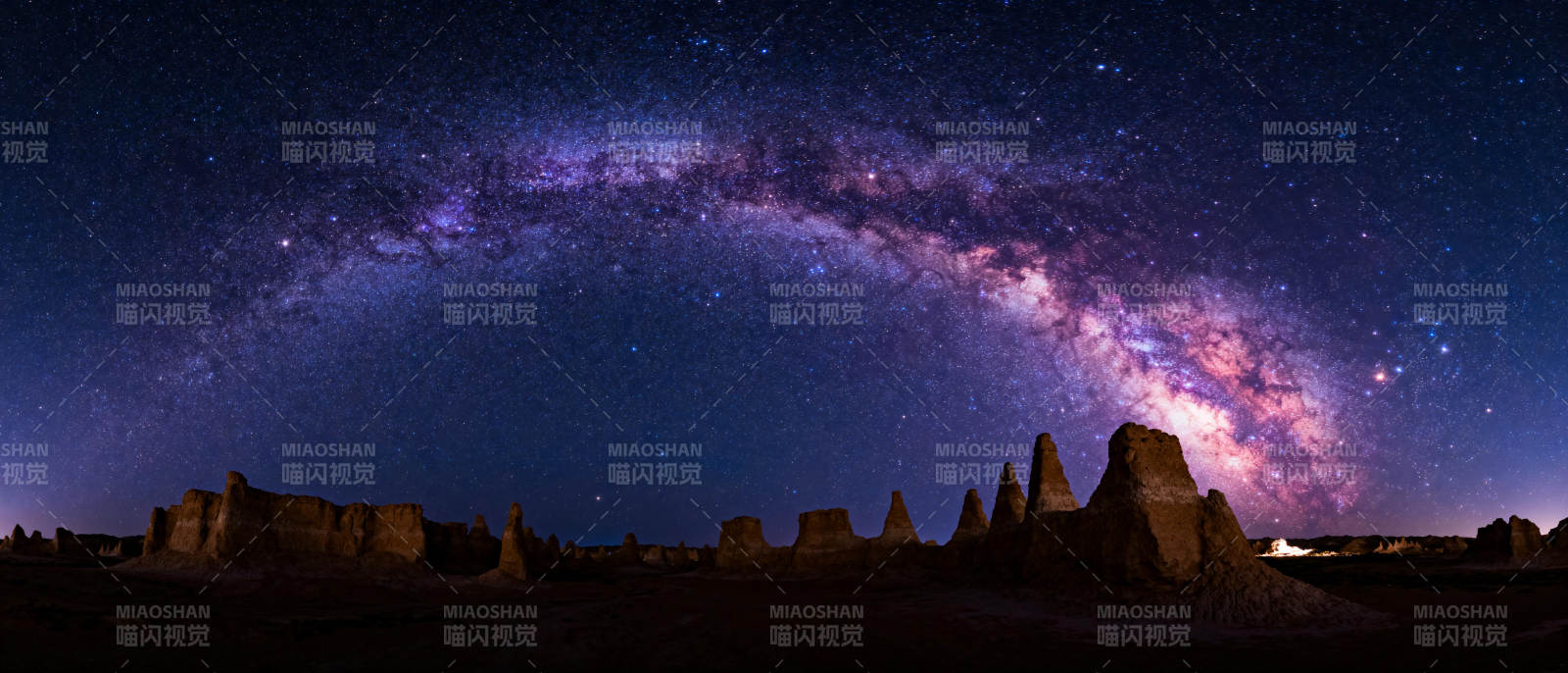 银河映照奇岩夜景图片