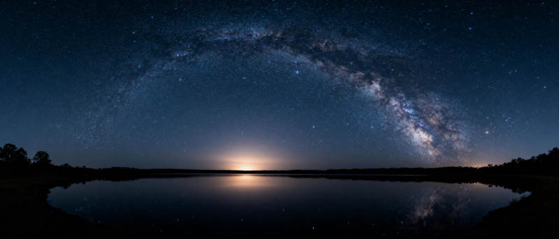 银河倒映湖面图片