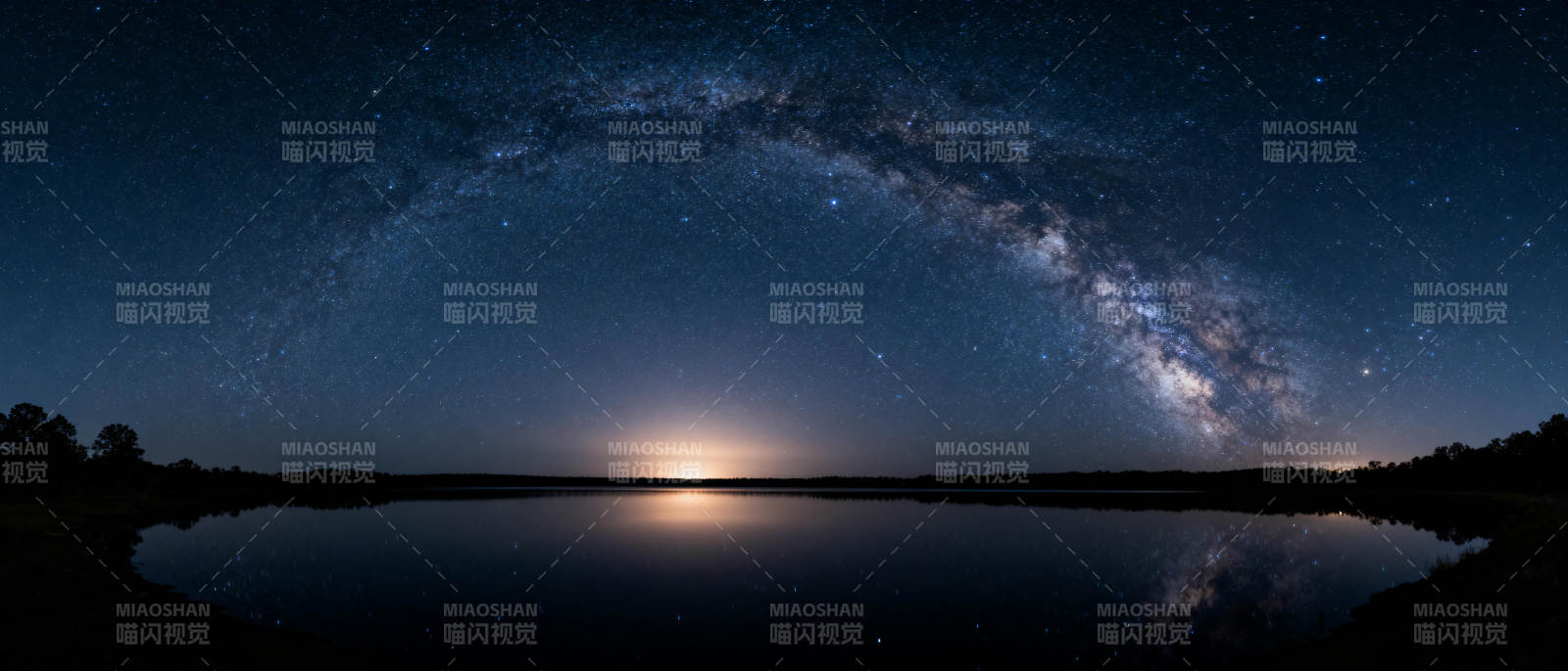 银河倒映湖面图片