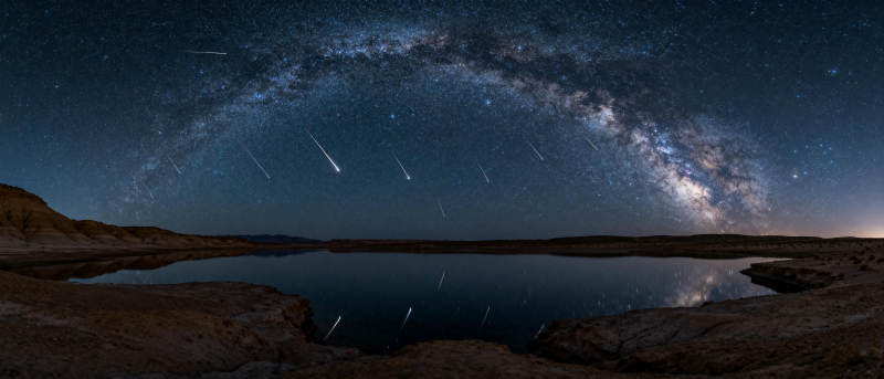 银河映湖夜空图片