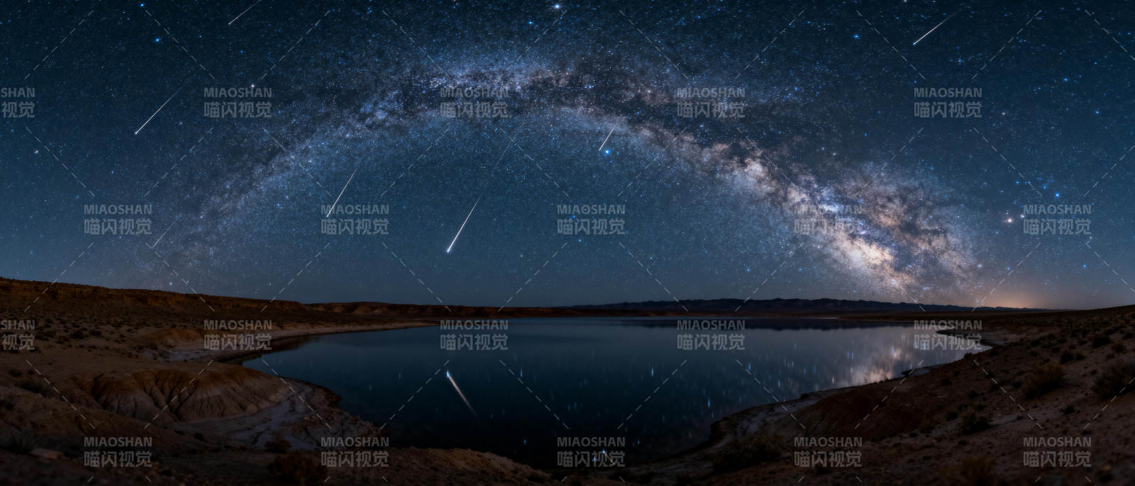 星河映湖夜景图片