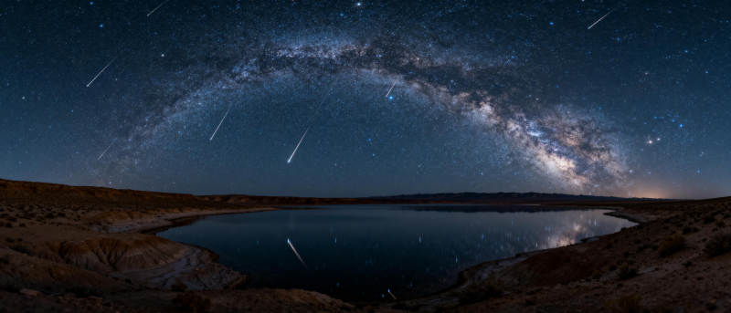 星河映湖夜景图片
