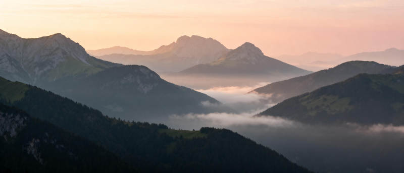 晨雾缭绕群山图片