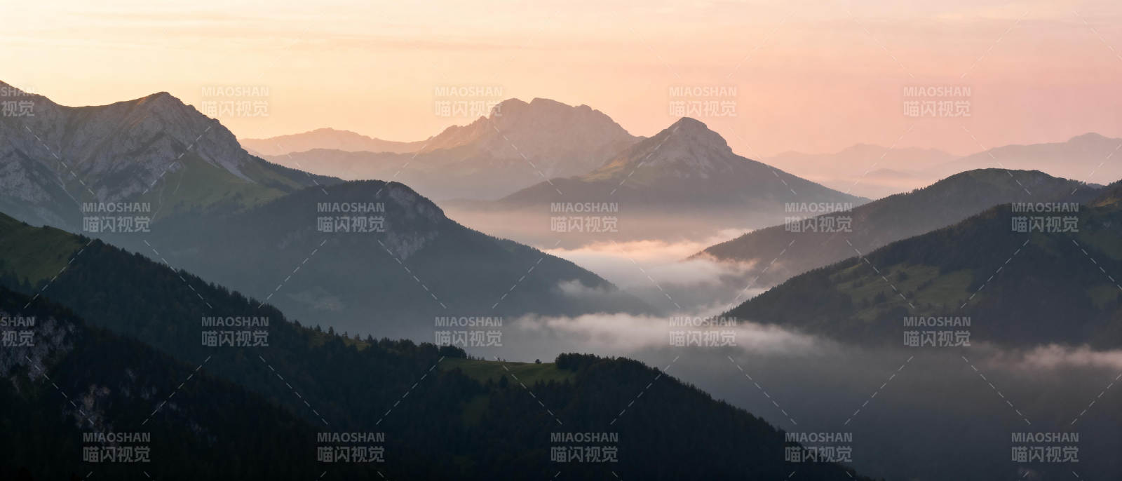 晨雾缭绕群山图片