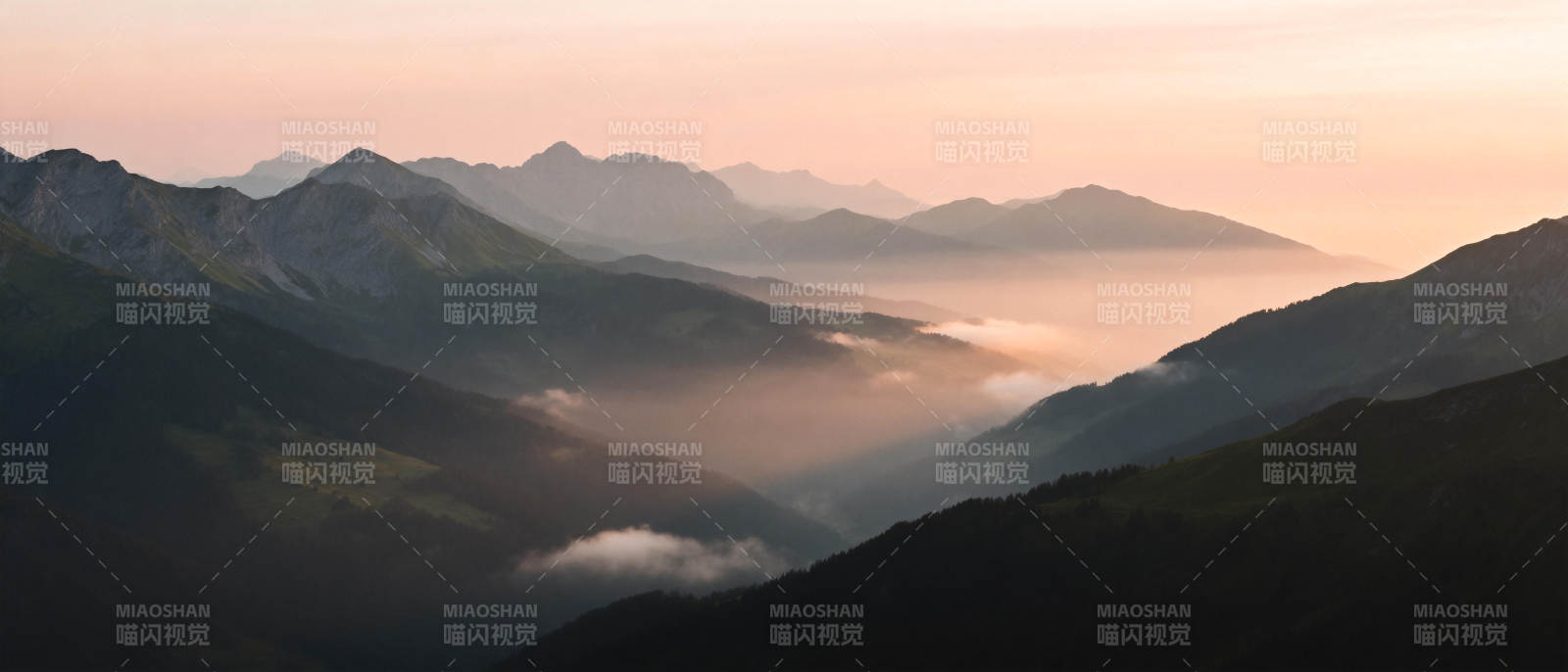山间晨雾缭绕图片