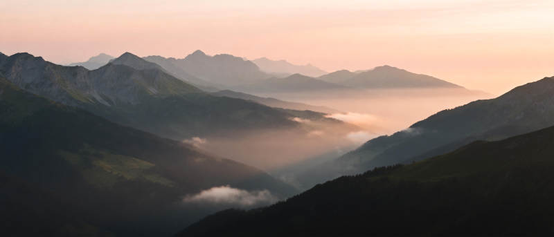 山间晨雾缭绕图片