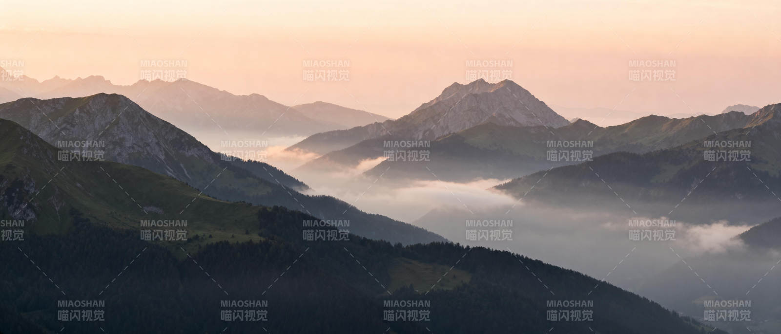 山峦晨雾缭绕图片