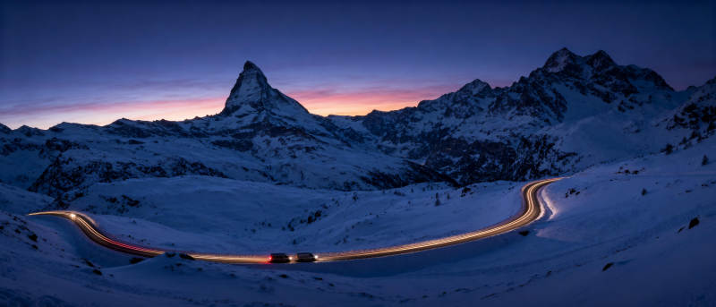 雪山夜路车影图片