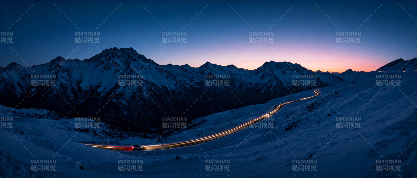 雪峰夜行光轨图片