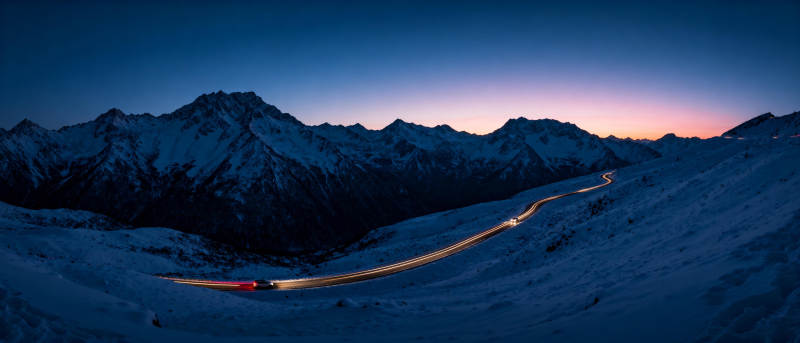 雪峰夜行光轨图片