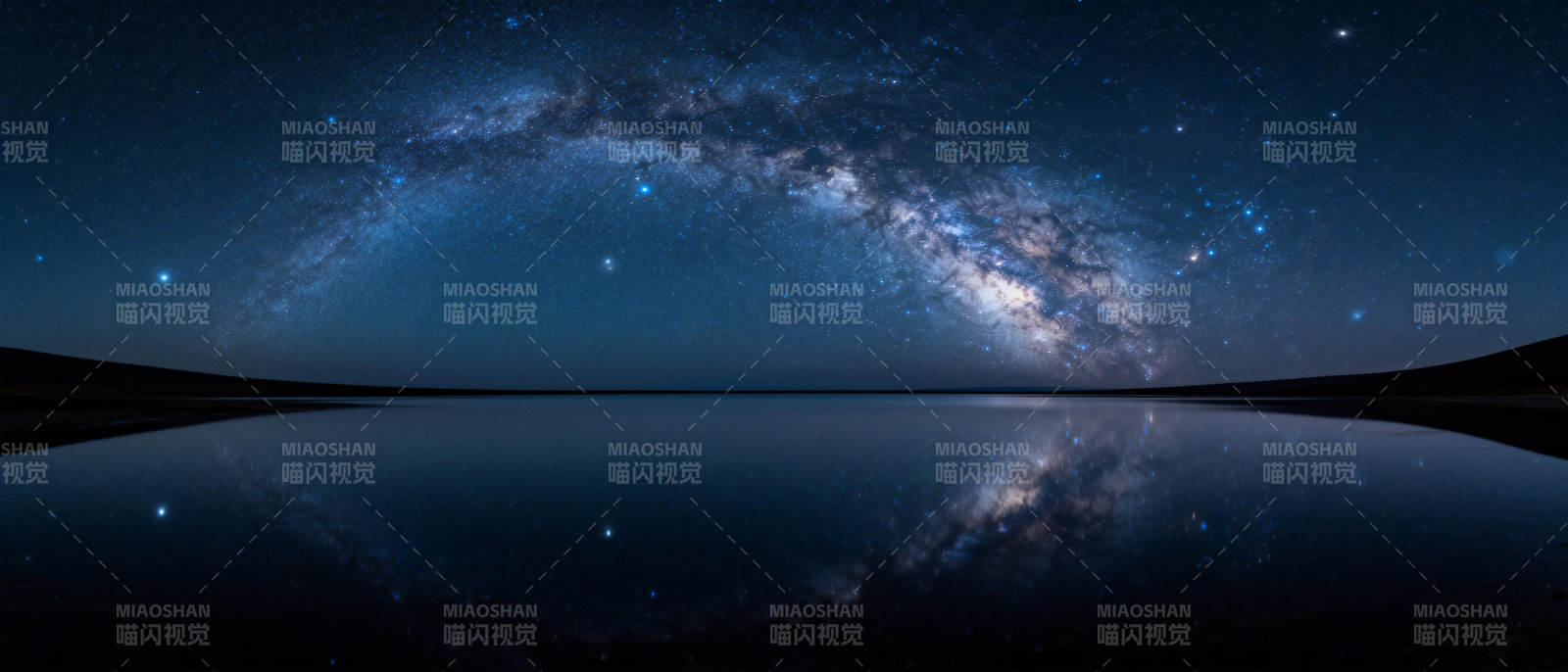 银河倒映湖面图片