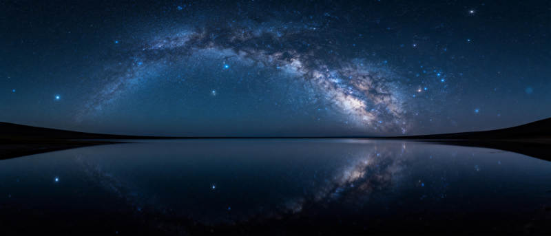银河倒映湖面图片
