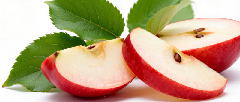 红苹果切片与绿叶图片