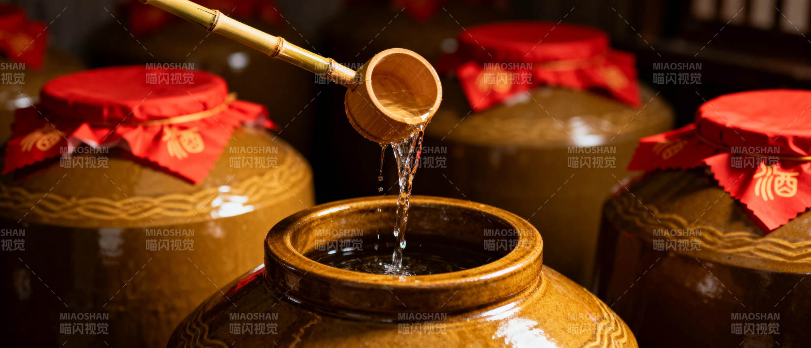 酒香四溢 竹勺斟酒图片