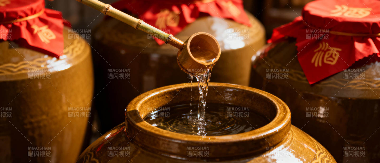 酒香四溢 竹筒斟酒图片