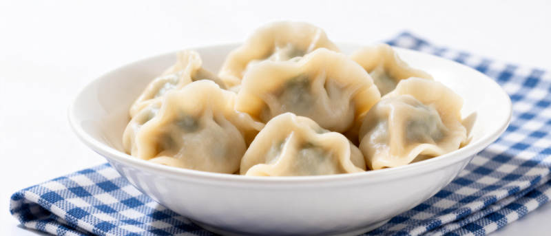 美味饺子盛碗中图片