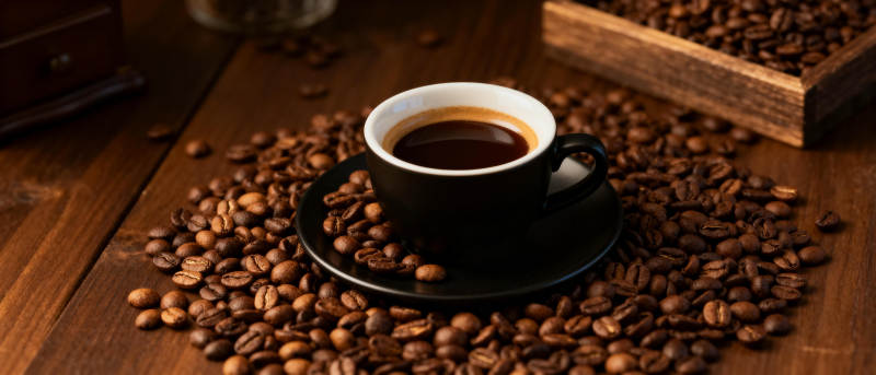 咖啡香浓 豆满桌图片