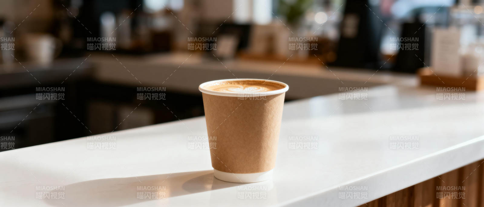咖啡杯静置吧台图片