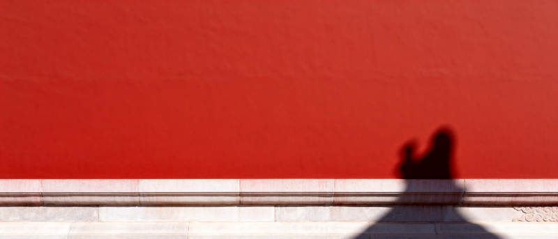 红墙下的影子图片