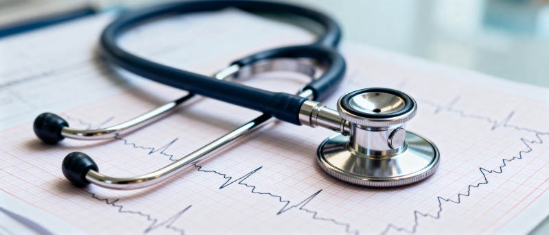 听诊器与心电图图片