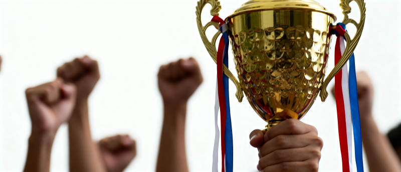 冠军奖杯高举图片