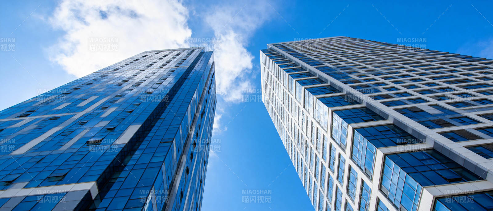 高楼仰望蓝天图片