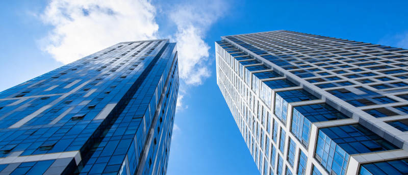 高楼仰望蓝天图片