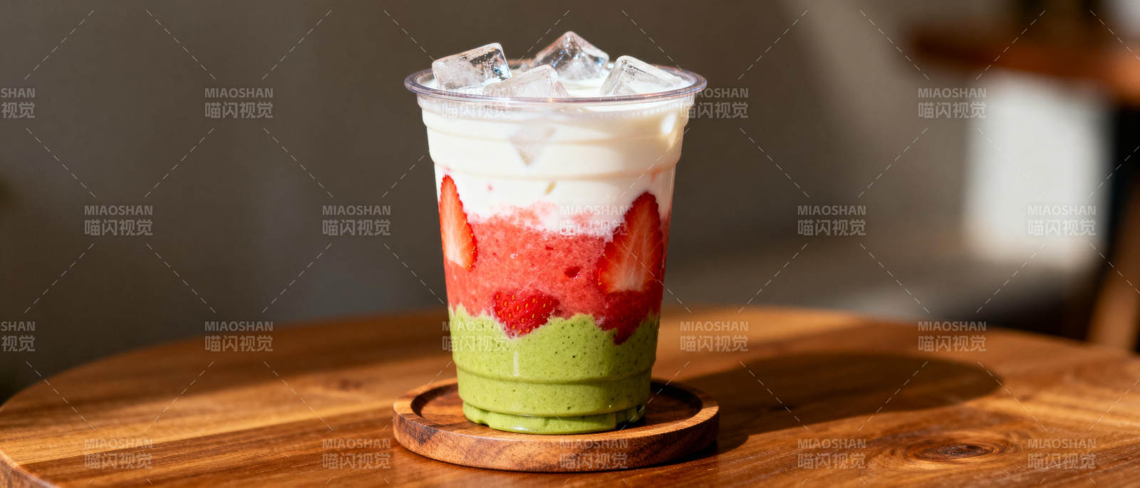 草莓抹茶奶昔图片