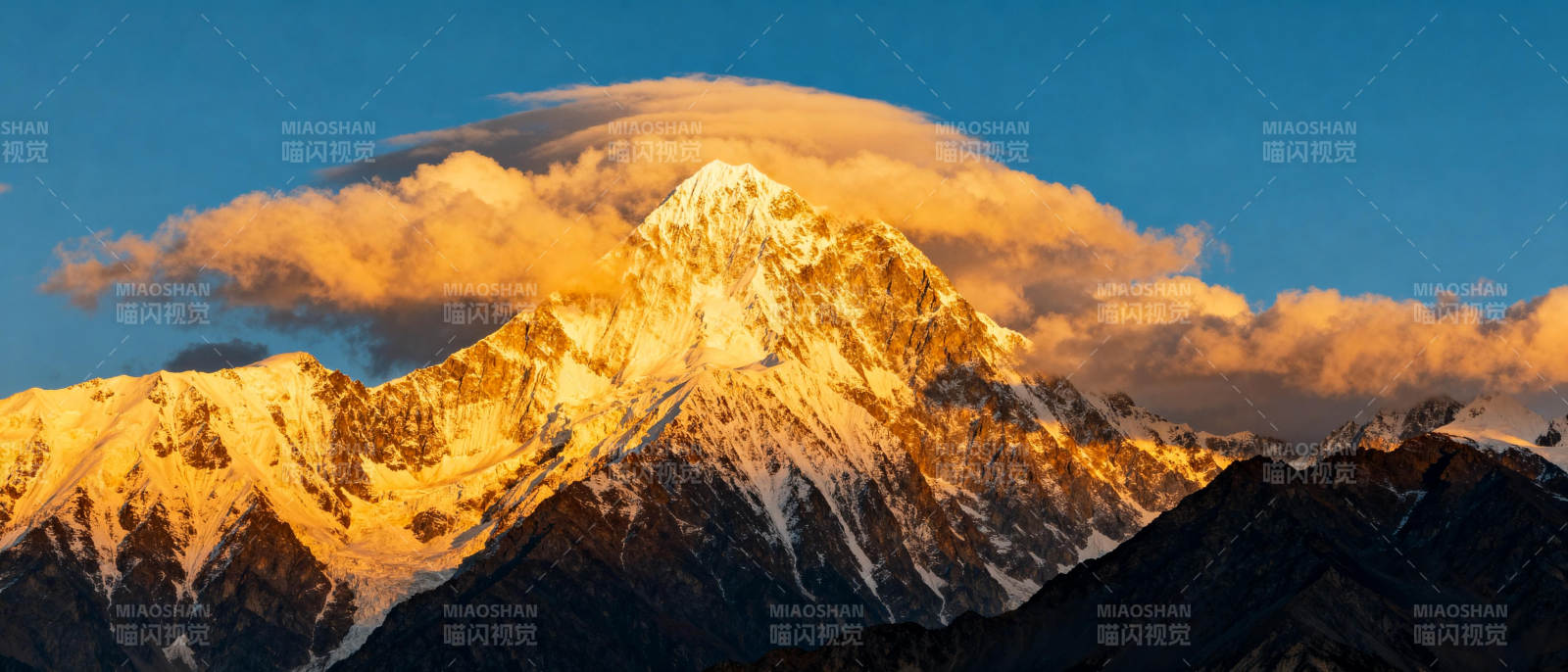 雪山日出云海图片