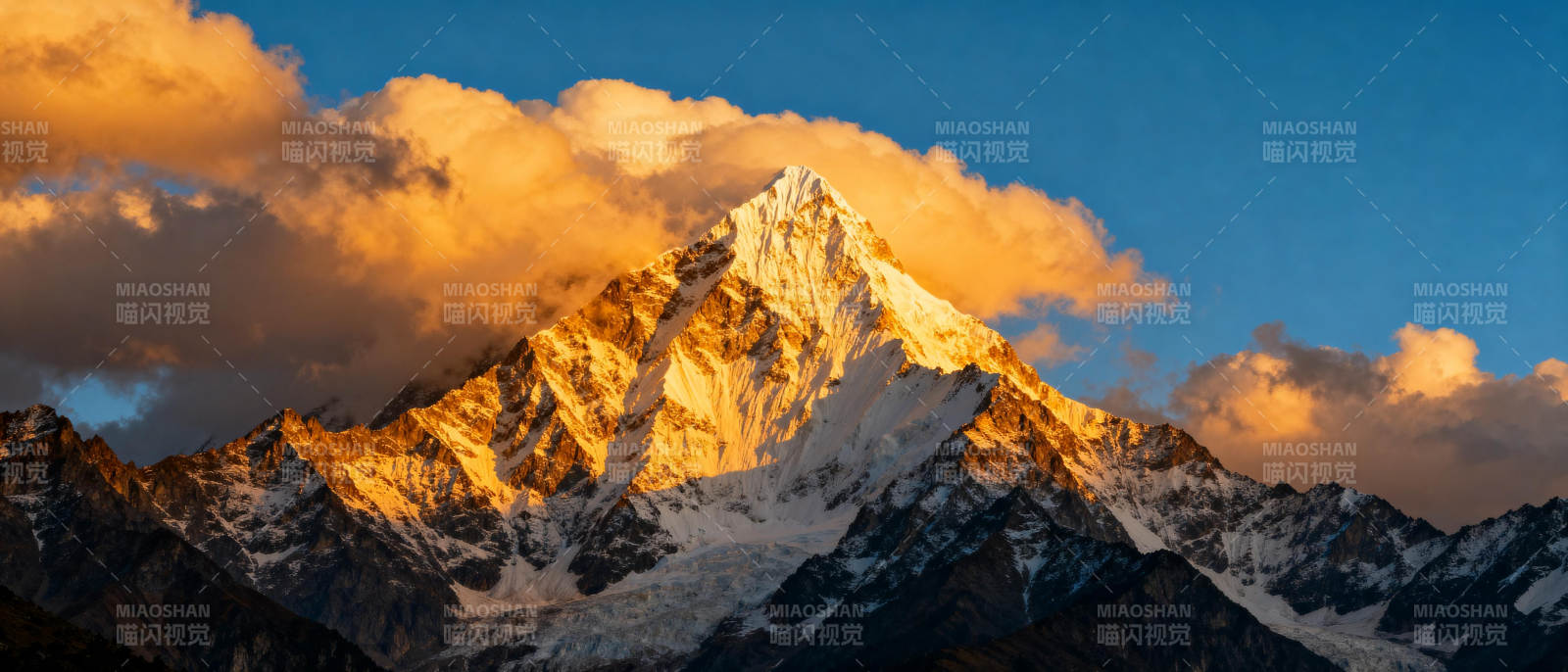 雪山日出云海图片