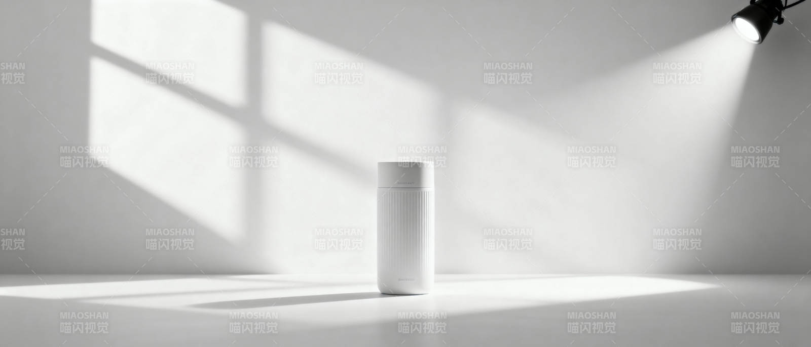 光影中的白色圆柱图片
