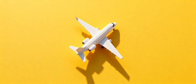 飞机模型黄色背景图片