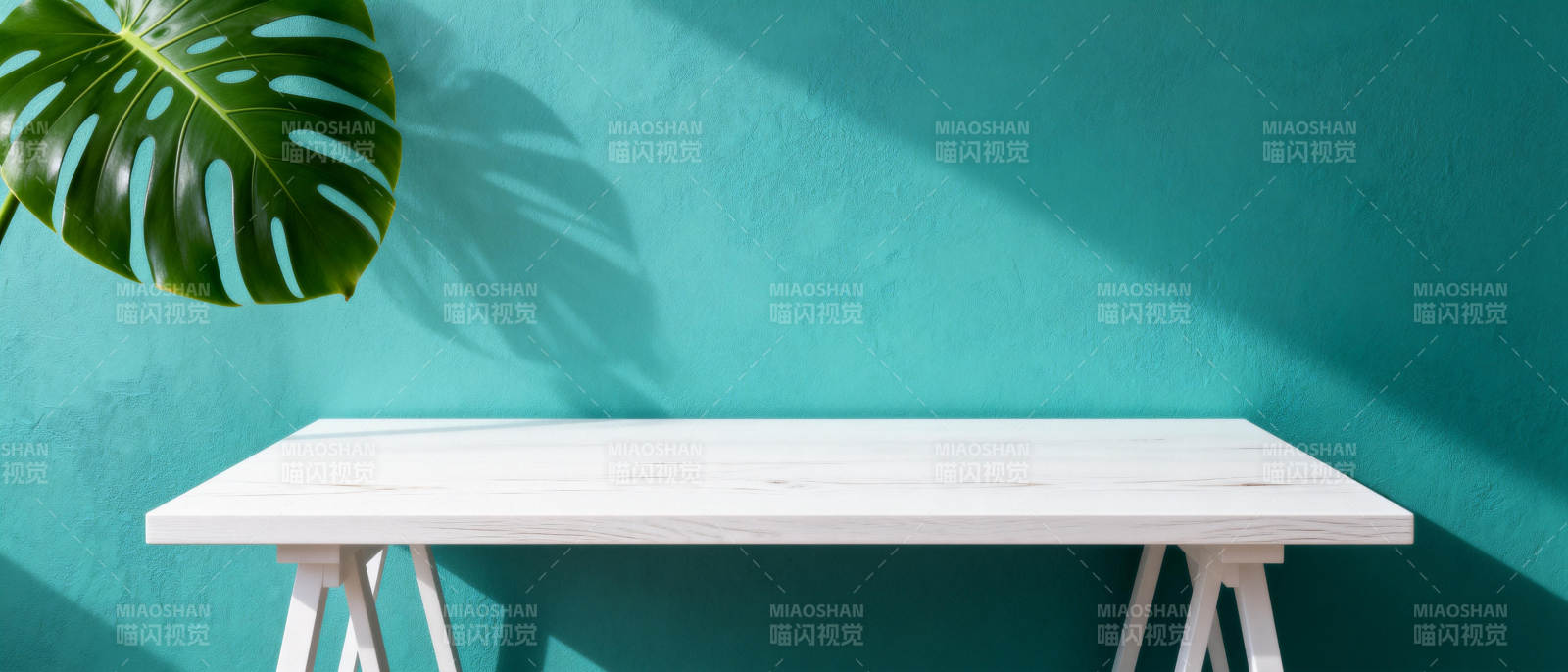 绿墙白桌光影静谧图片