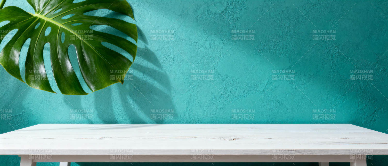 绿叶映衬白桌图片