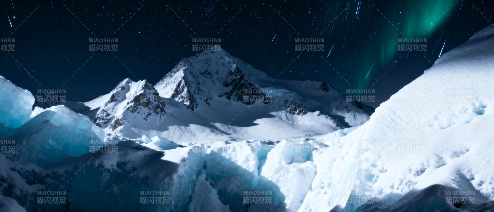 极地夜空极光璀璨图片