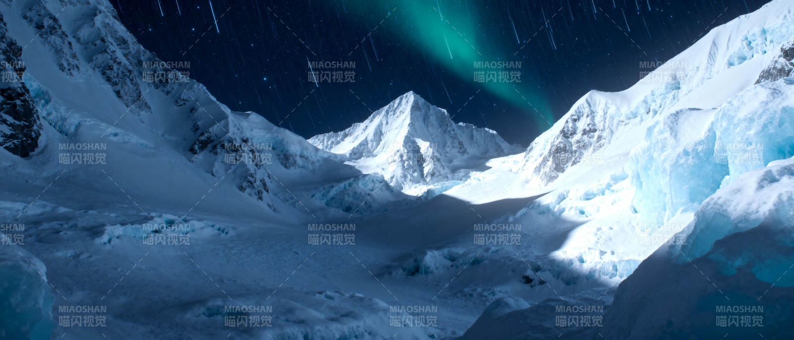 极光映雪峰图片