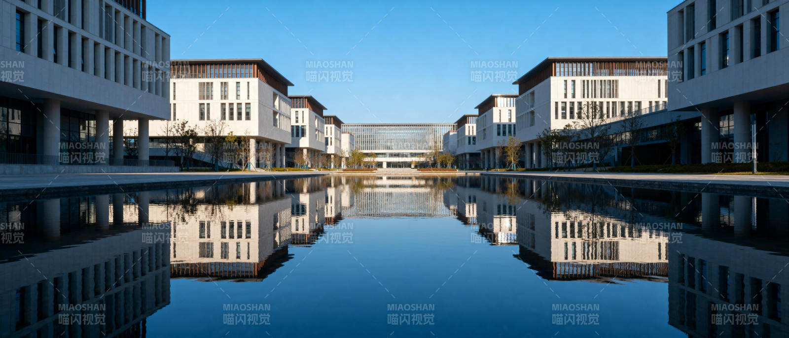 现代建筑倒影湖景图片