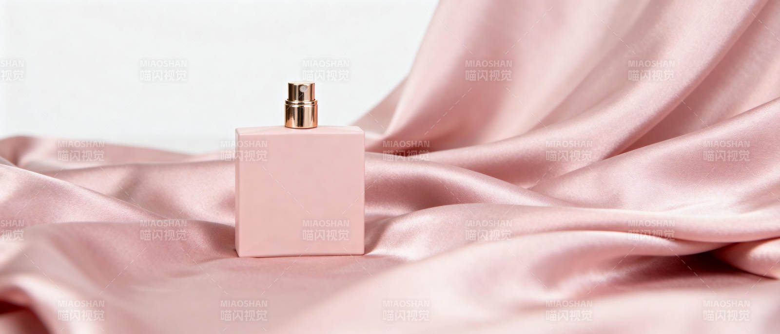 粉色香水瓶静置丝缎图片