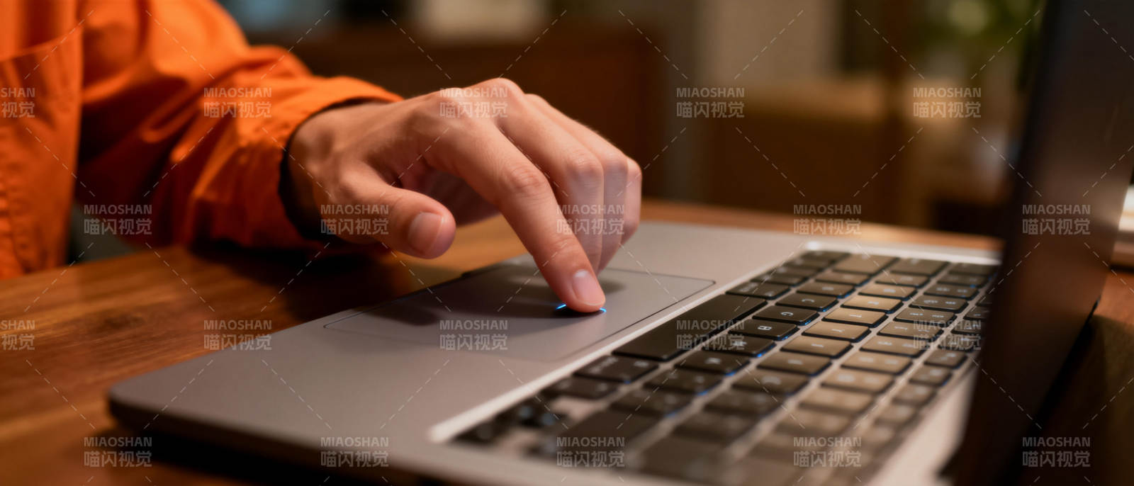 手指轻触笔记本触摸板图片