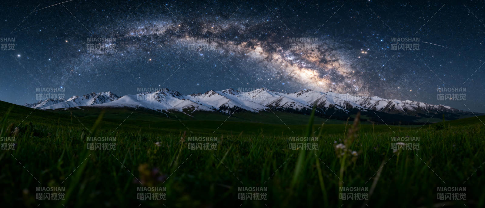 星河雪山夜景图片