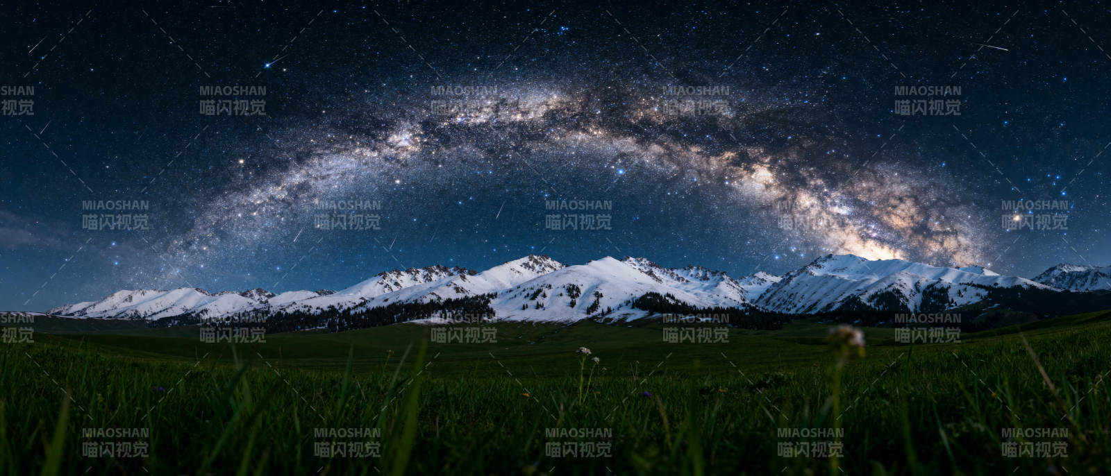 银河映雪山图片