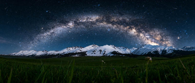 银河映雪山图片