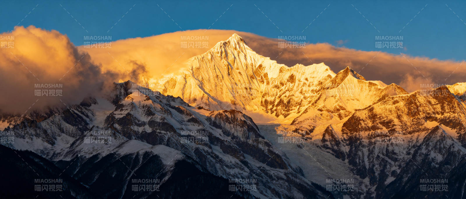 雪山日出美景图片