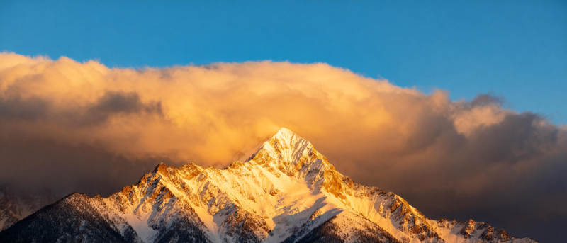 雪山日出云海图片