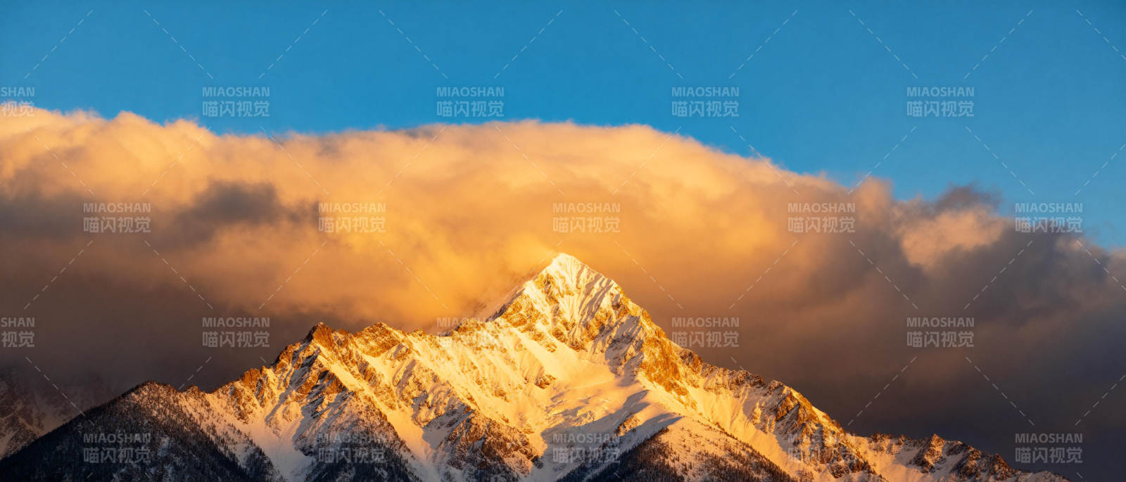 雪山日出云海图片