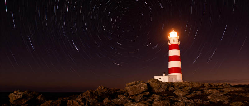 灯塔夜空星轨图片