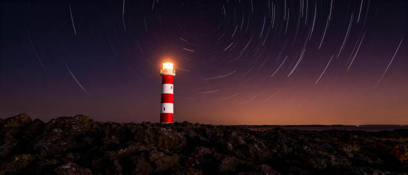 灯塔星轨夜景图片